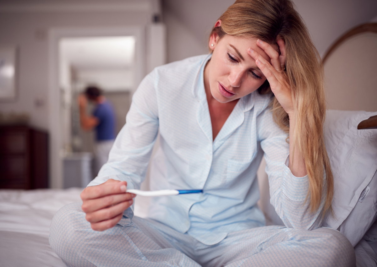 kobieta z testem ciążowym