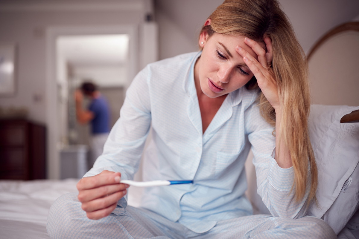 kobieta z testem ciążowym