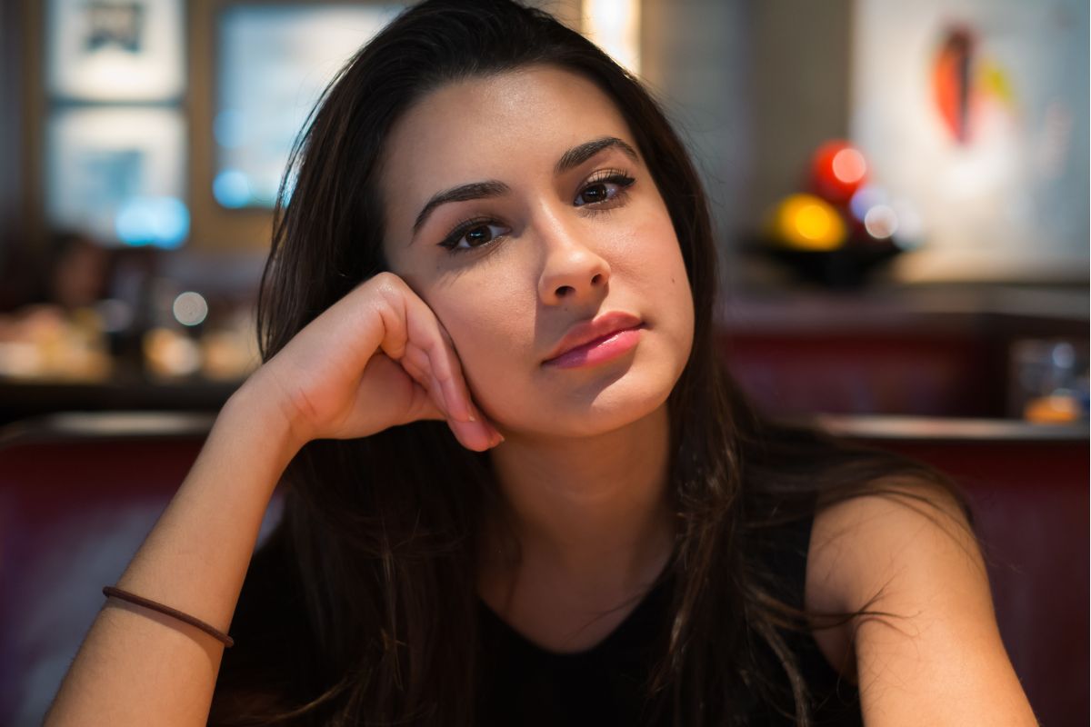 Zamyślona młoda kobieta