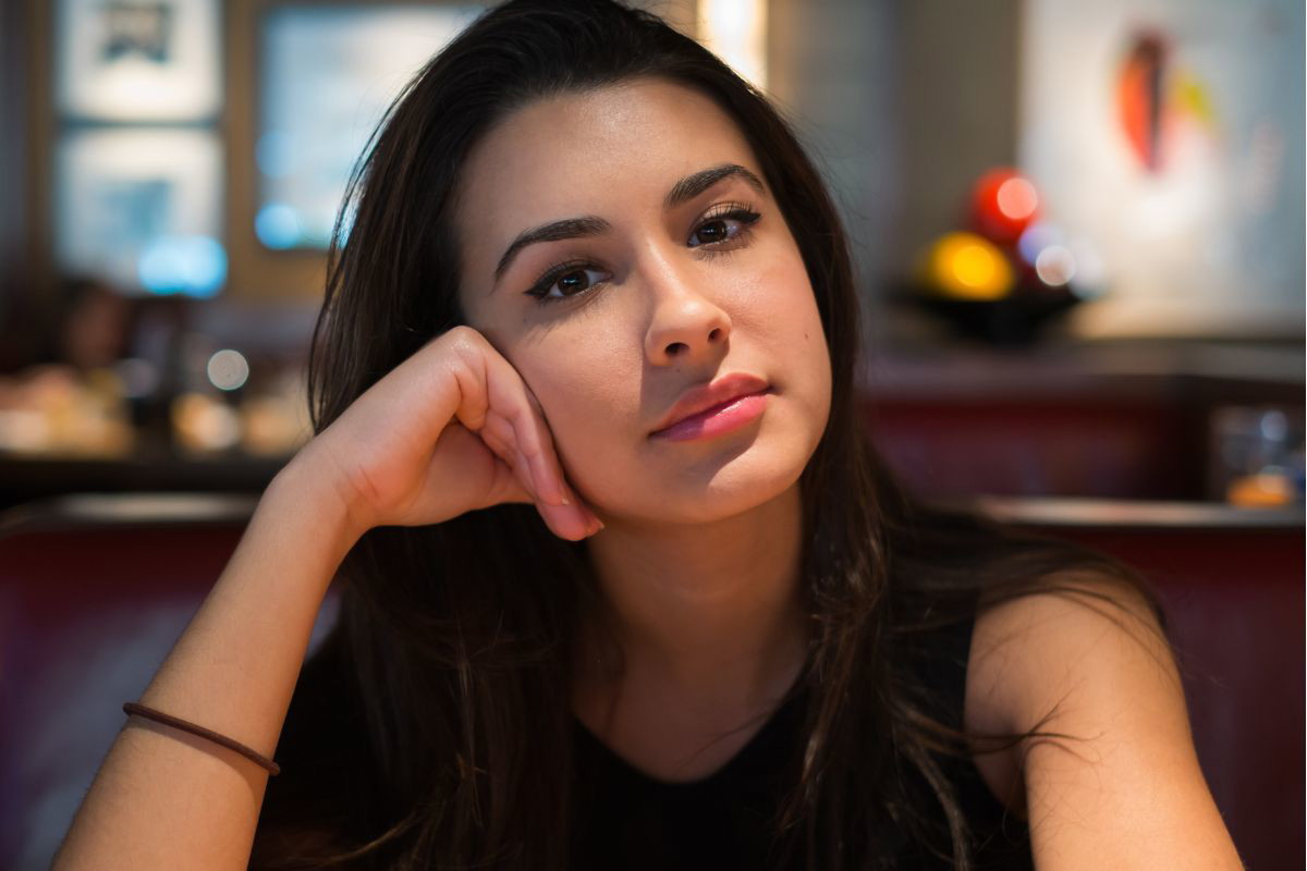 Zamyślona młoda kobieta