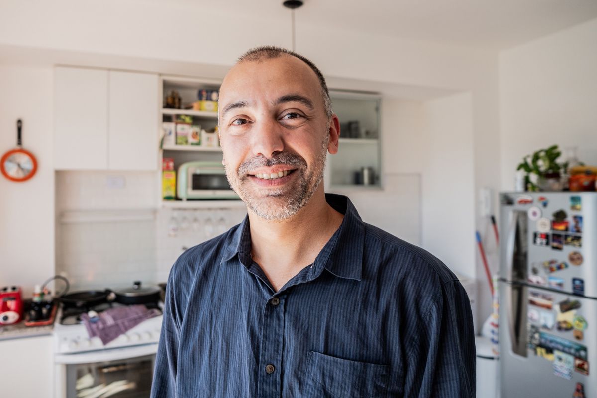 uśmiechnięty mężczyzna, fot. Getty Images, Frazao Studio Latino