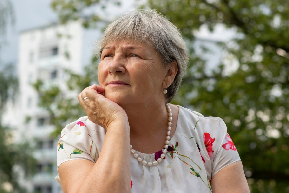 zamyślona kobieta, fot. Getty Images, Tatsiana Niamera
