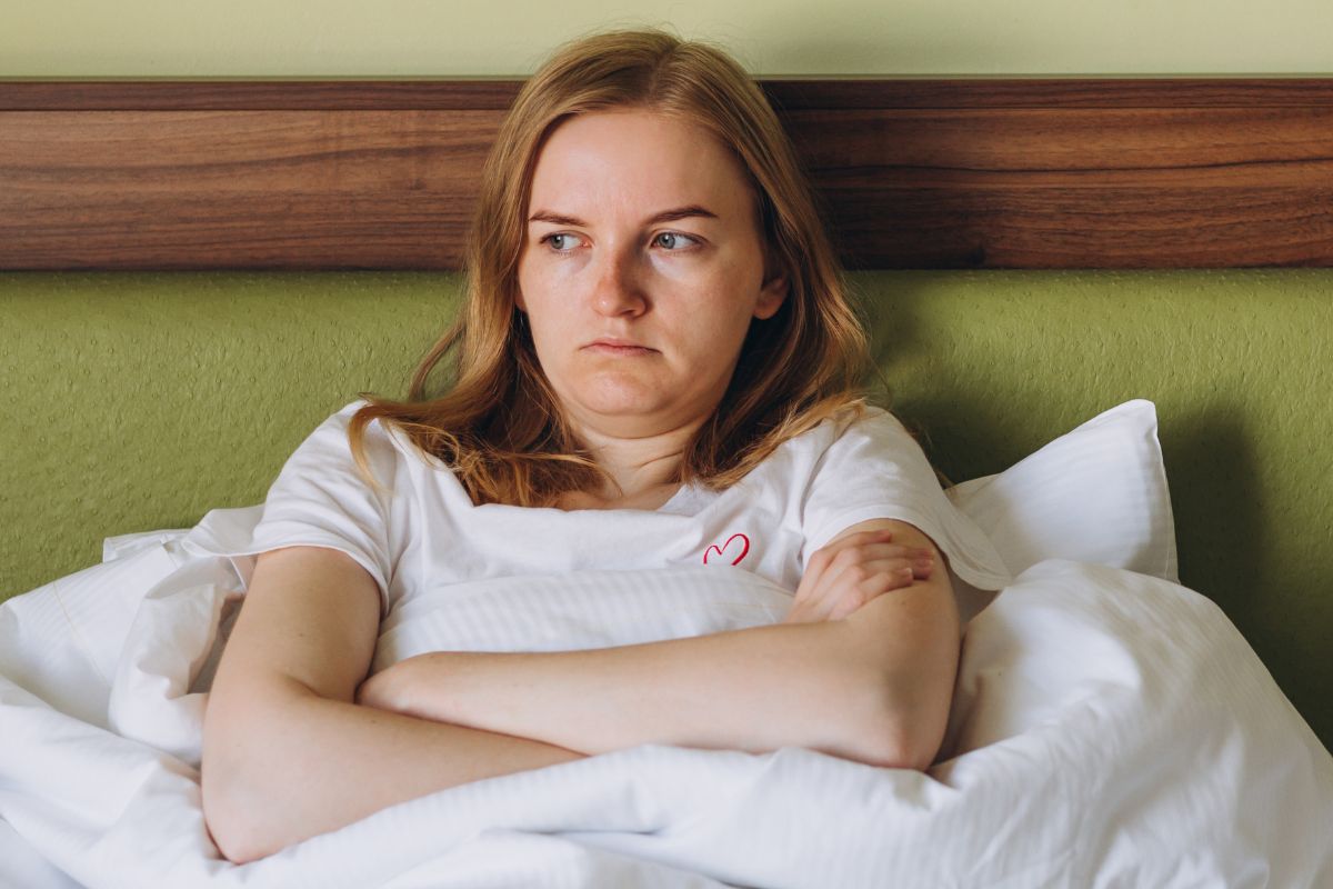 obrażona kobieta w łóżku