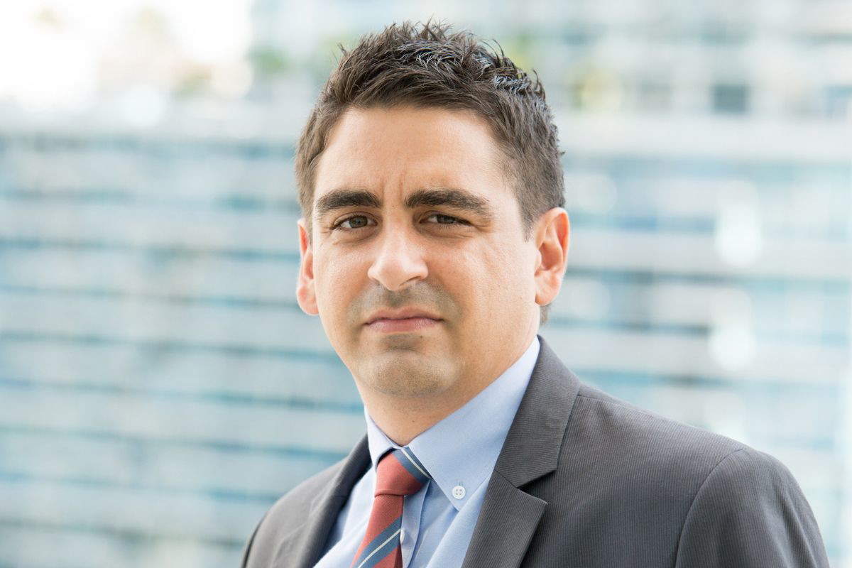 poważny mężczyzna, fot. Getty Images, Juanmonino