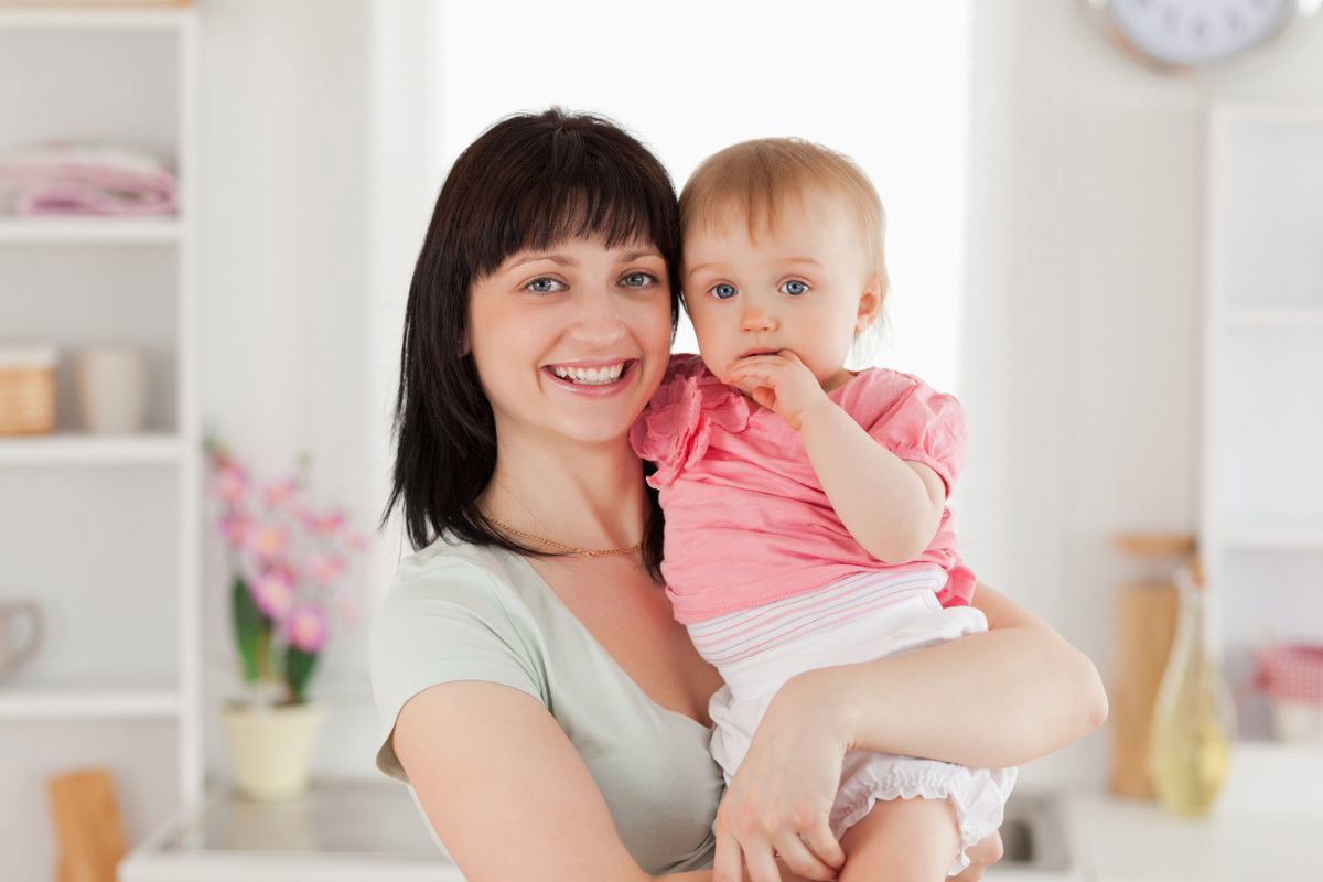 kobieta z małym dzieckiem, fot. Getty Images, Wavebreakmedia