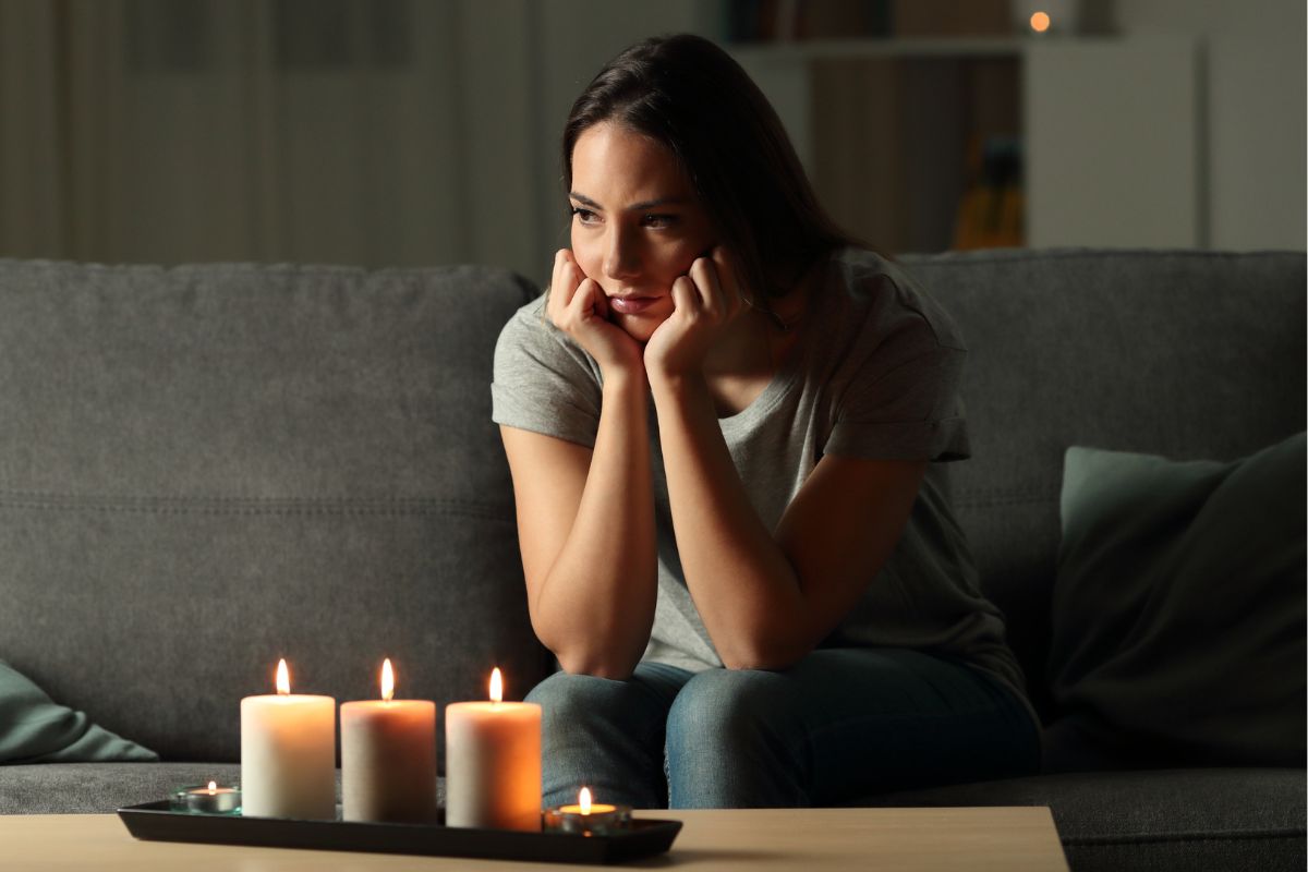 Smutna kobieta przy świecach