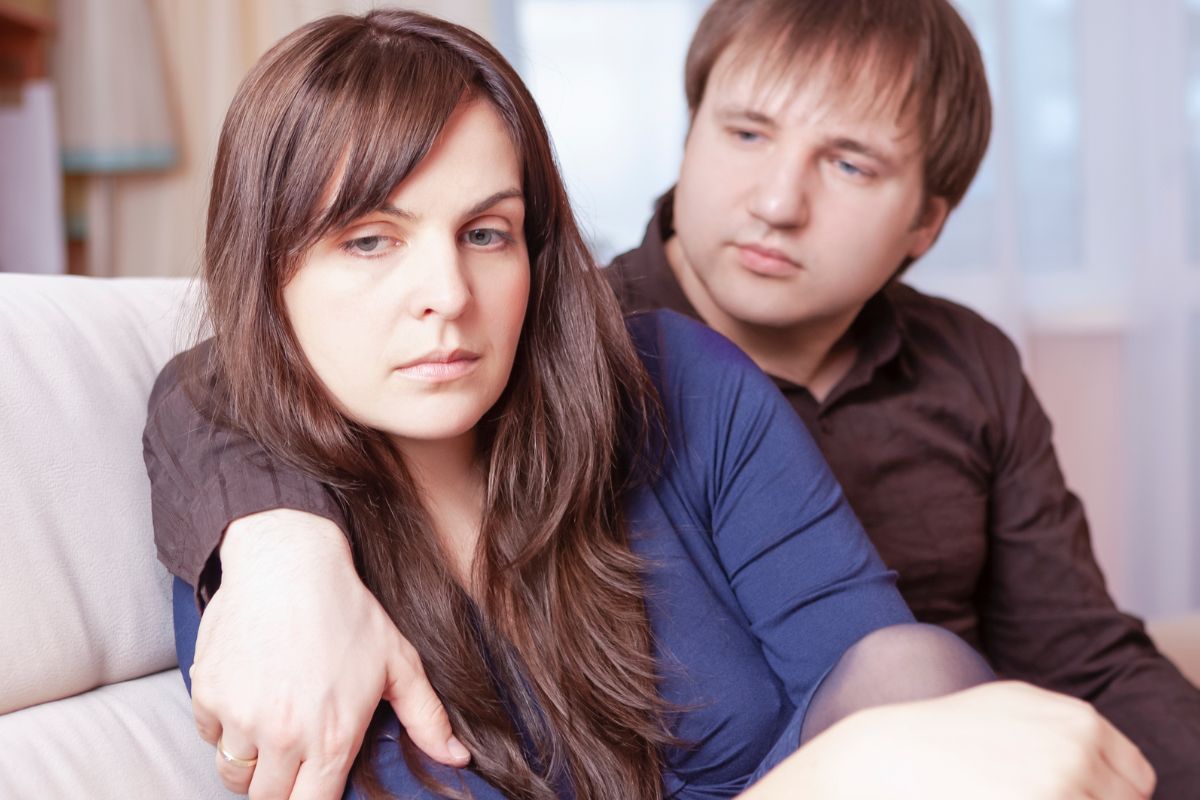 niezadowolona kobieta z mężczyzną