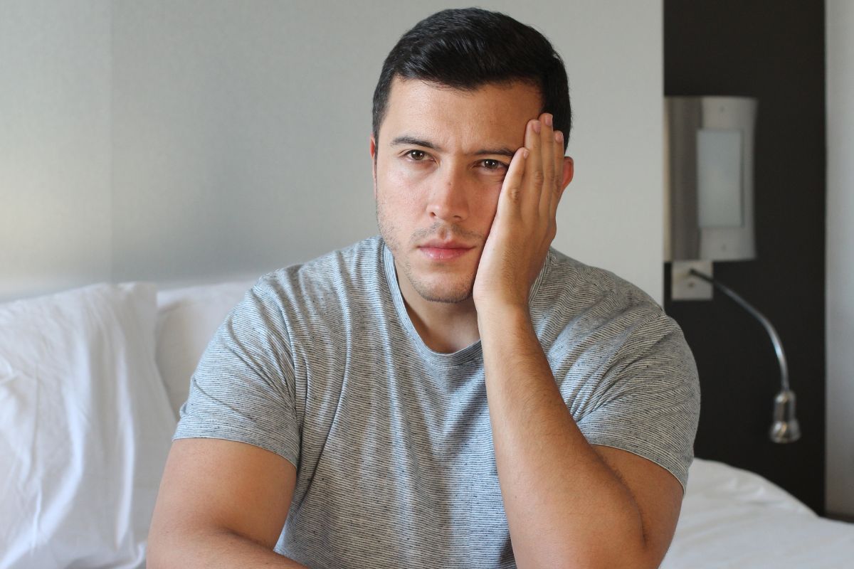 Załamany młody mężczyzna