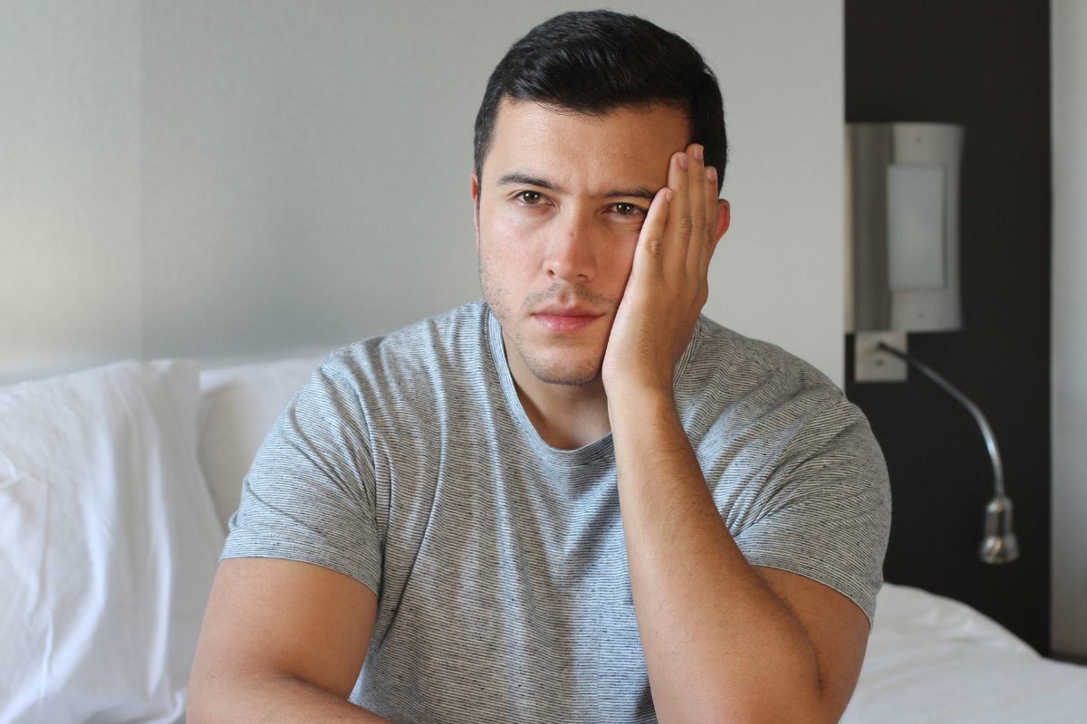 Załamany młody mężczyzna