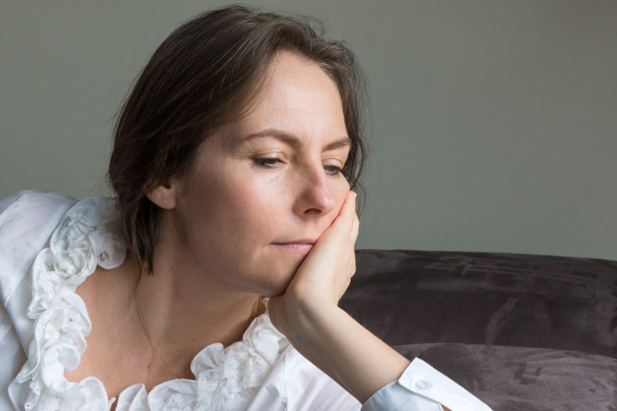 Zamyślona kobieta w średnim wieku