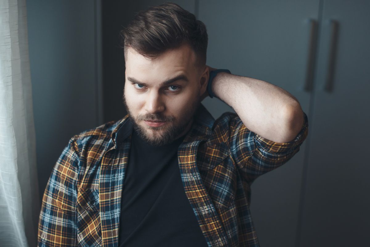 zamyślony młody mężczyzna