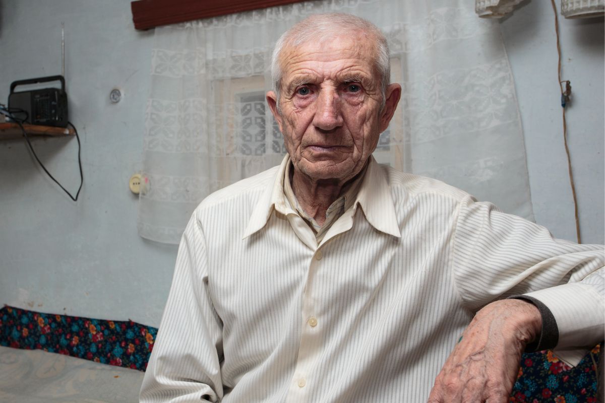 starszy mężczyzna w mieszkaniu