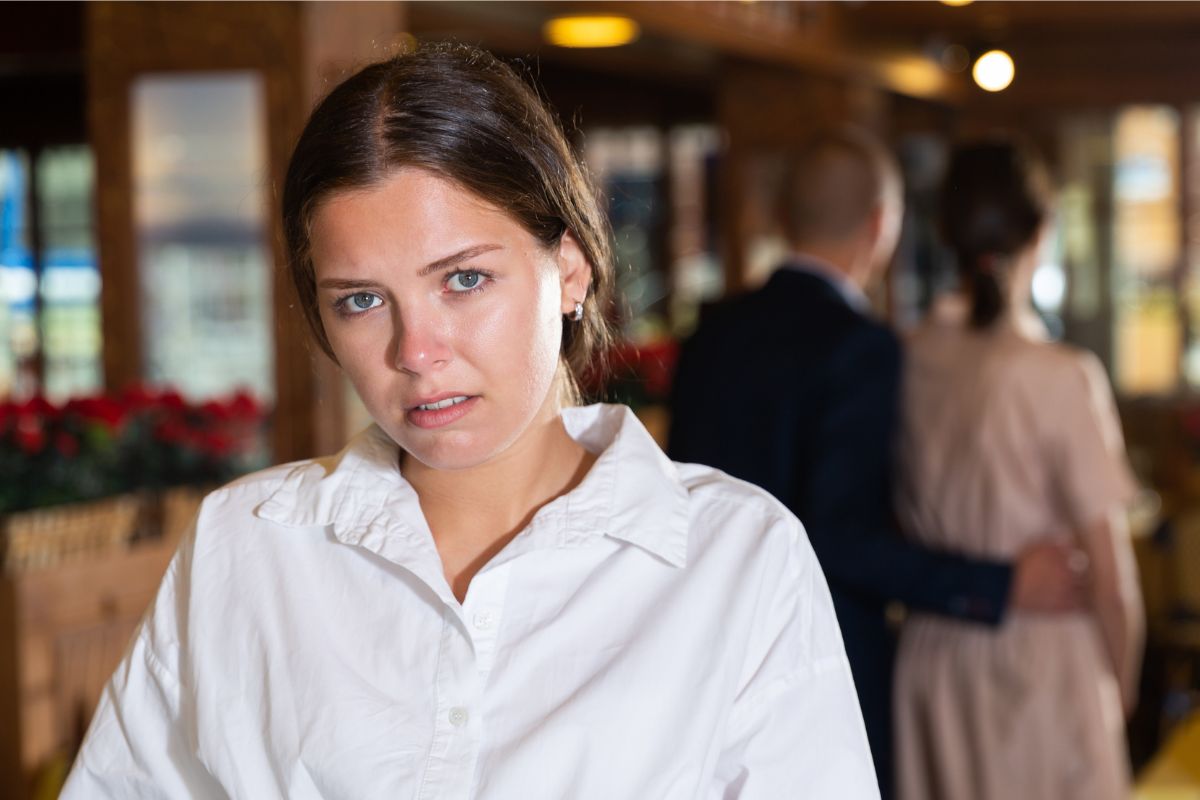 Niezadowolona kelnerka