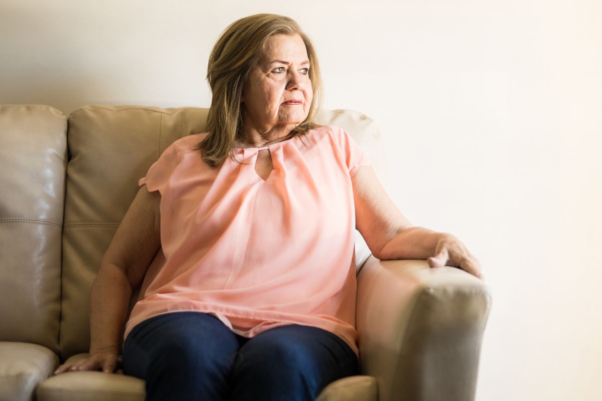 zamyślona starsza kobieta