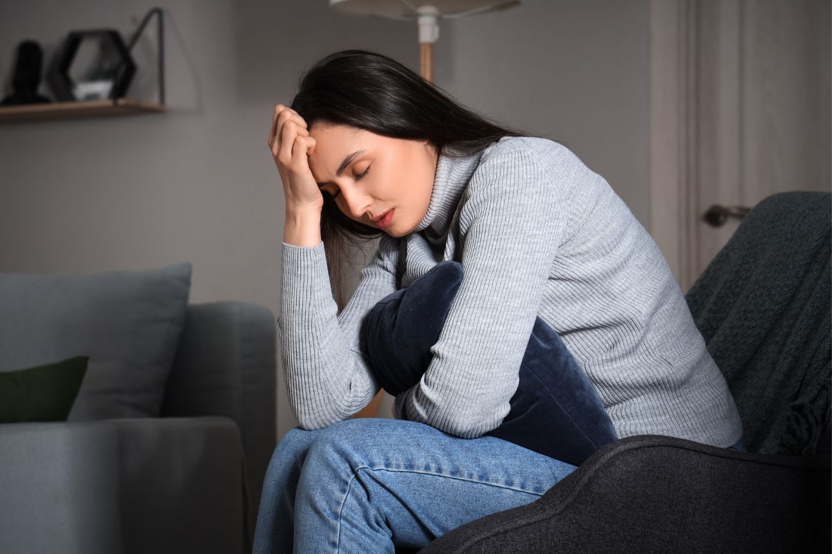 załamana młoda kobieta