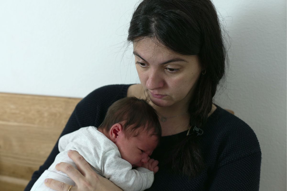 smutna mama z dzieckiem