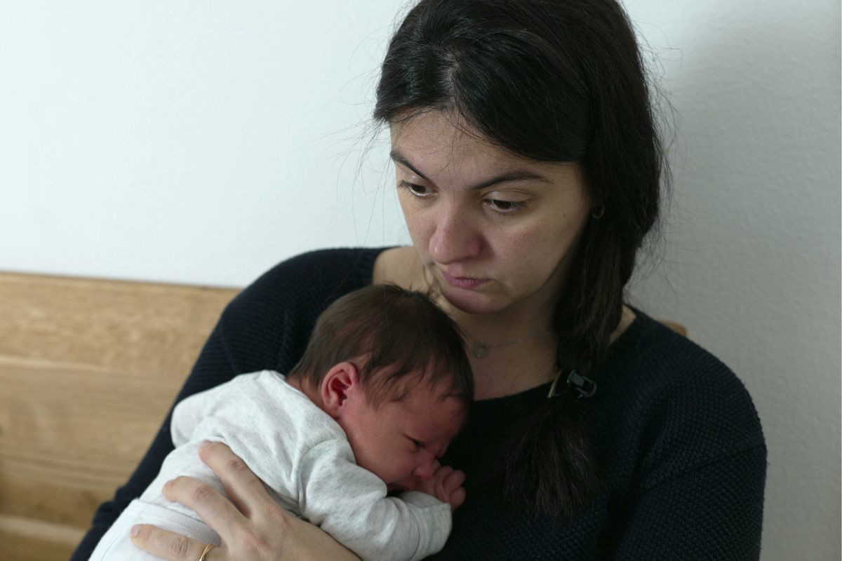 smutna mama z dzieckiem