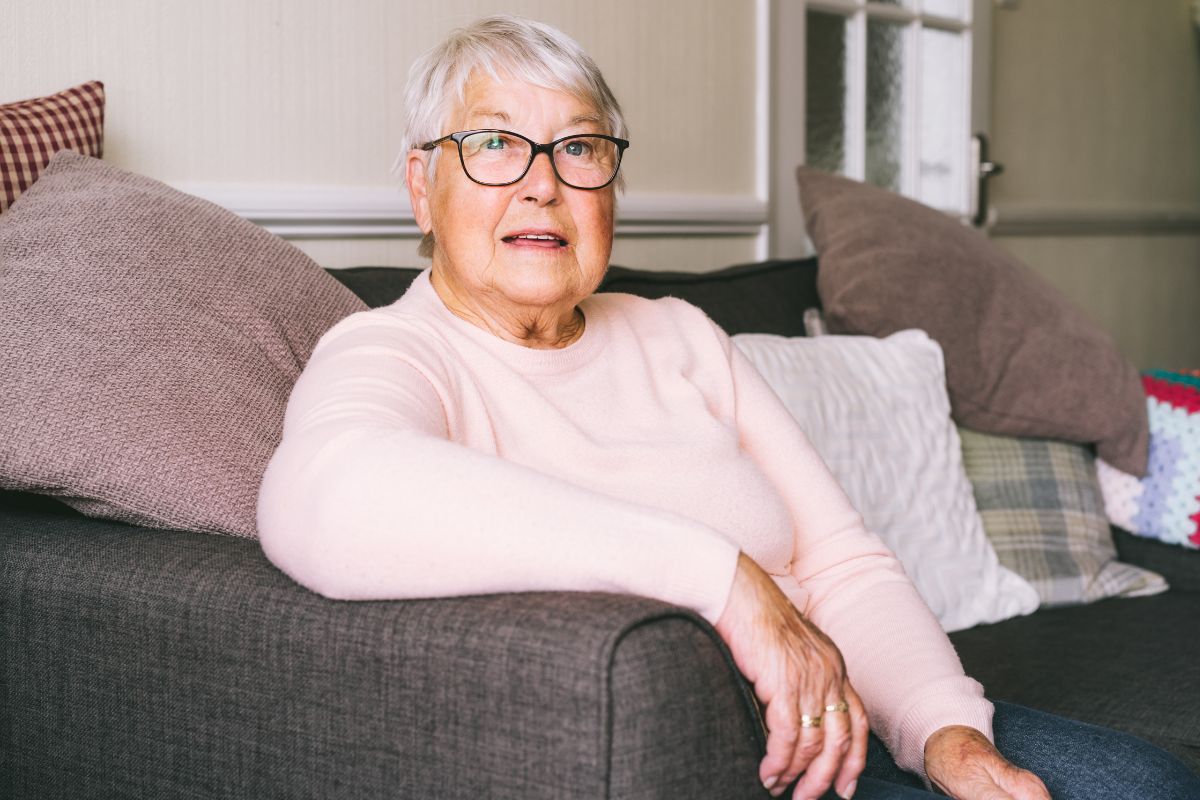 starsza kobieta na kanapie