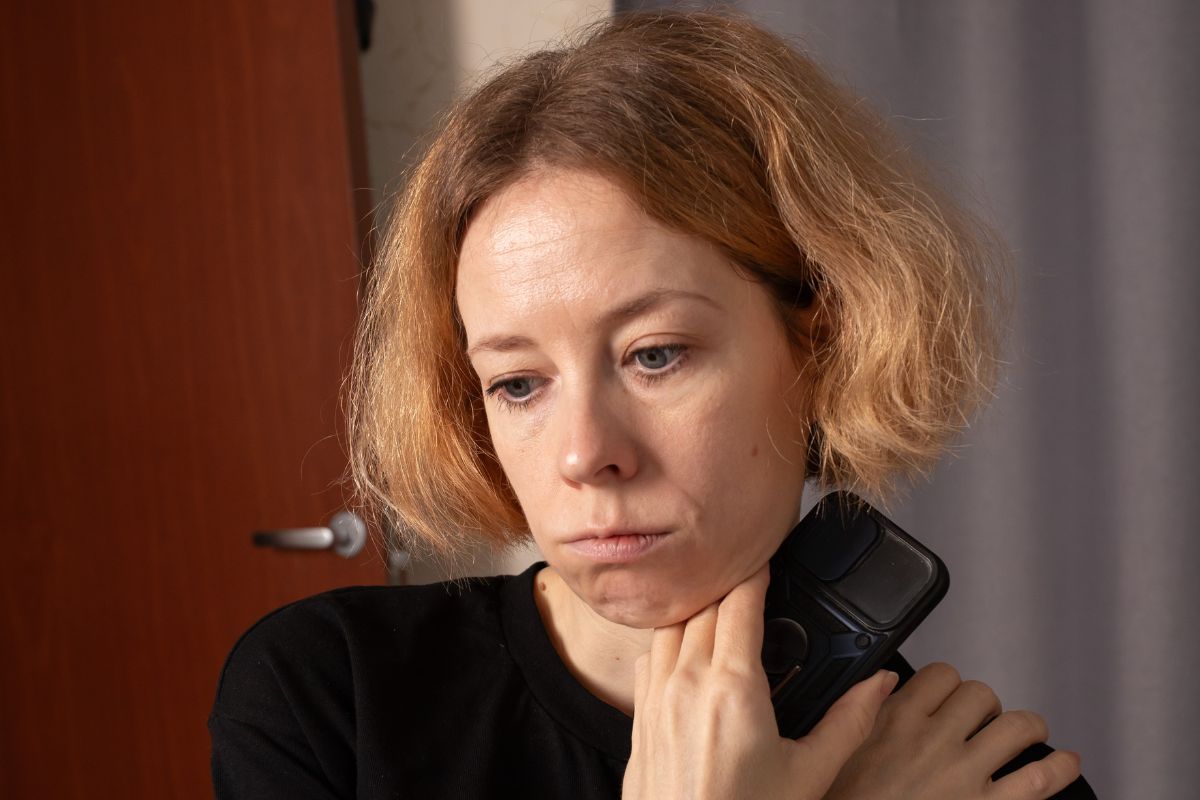 Smutna kobieta z telefonem