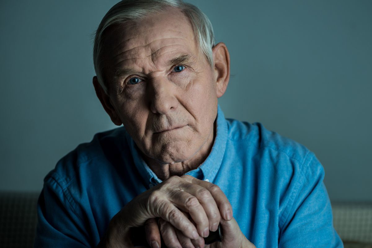 smutny starszy mężczyzna