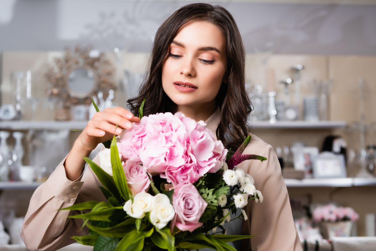 kobieta układa bukiet z hortensji i zmienia swoje życie