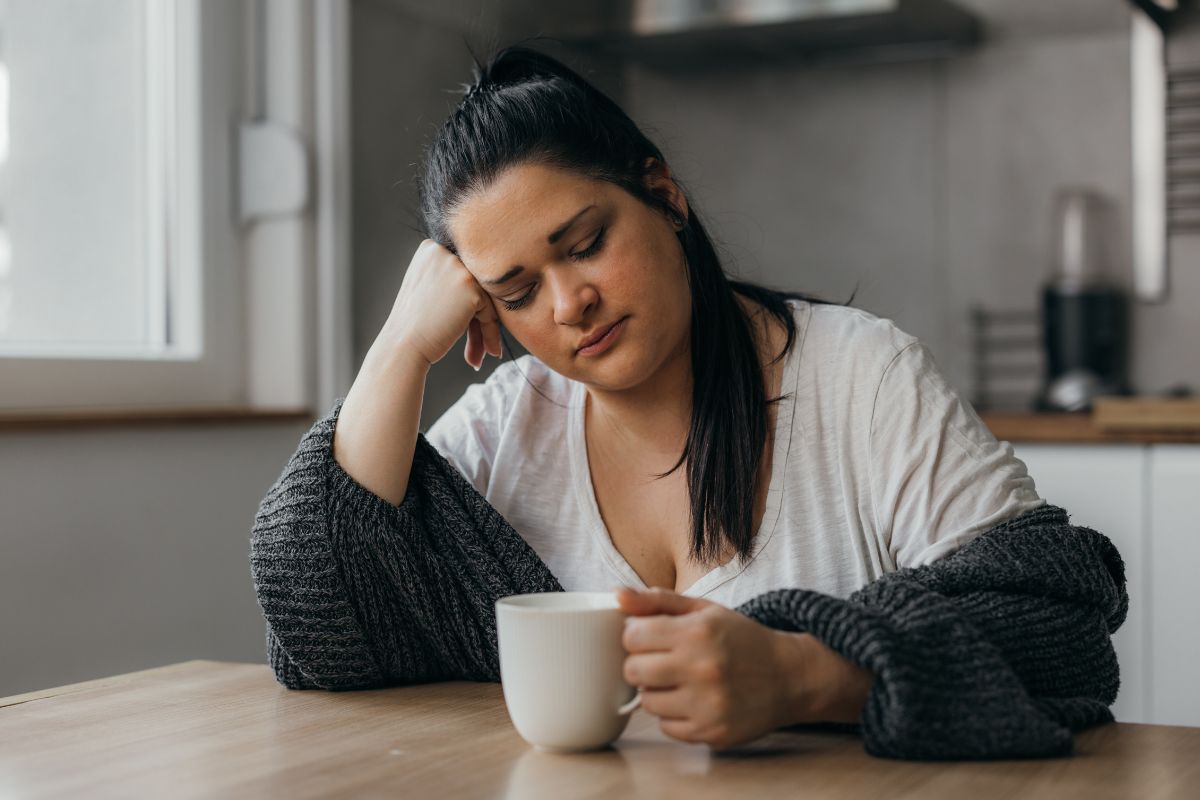 smutna córka nie chce sprzątać w Wielkanoc