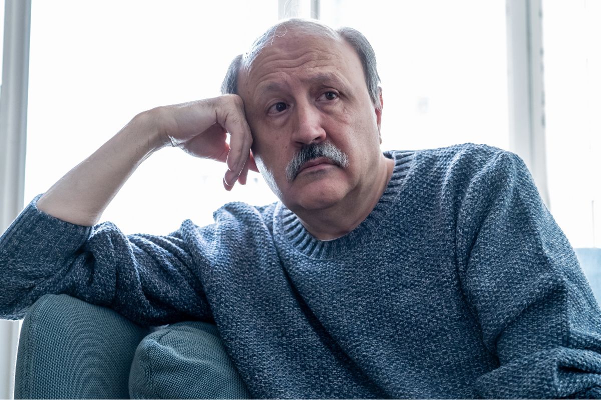 załamany dziadek, wnuk traktuje go jak bankomat