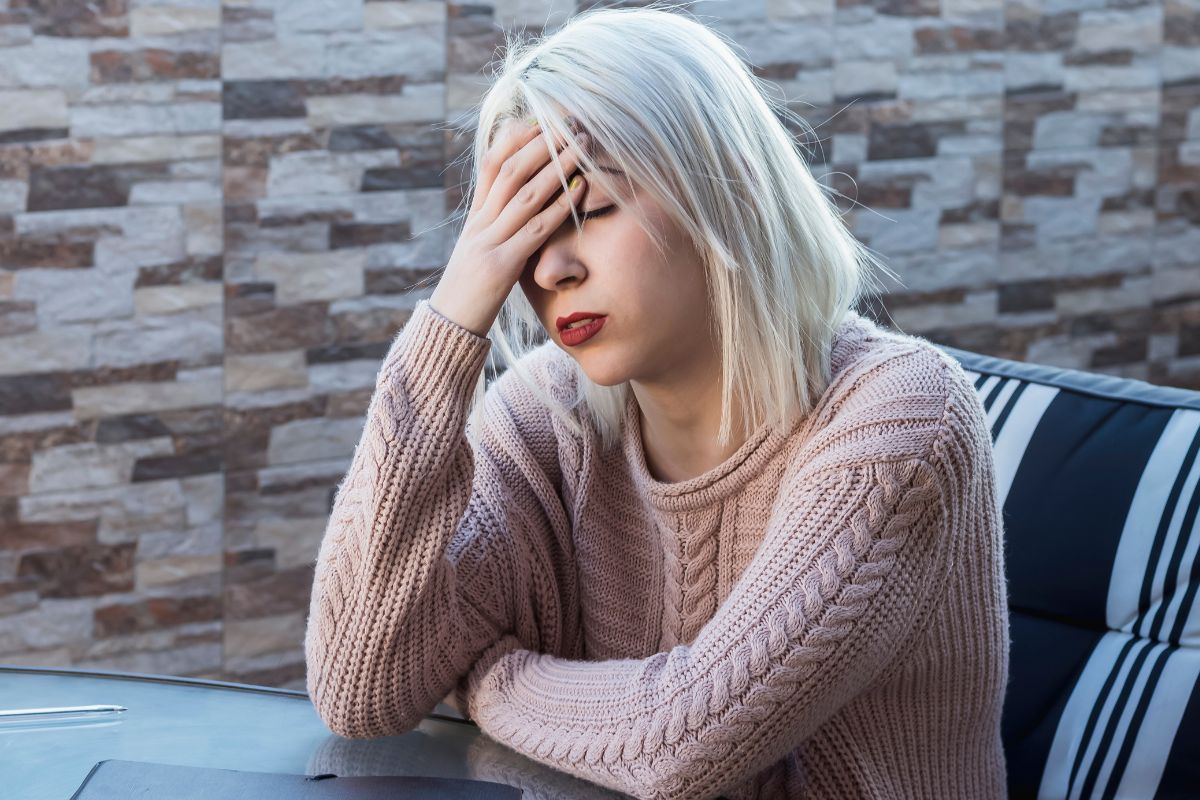 załamana młoda kobieta