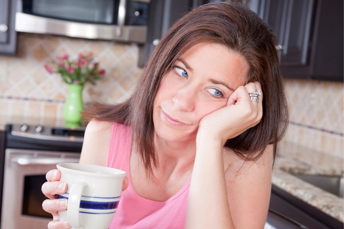 zmartwiona kobieta, bo córka chce wziąć ślub