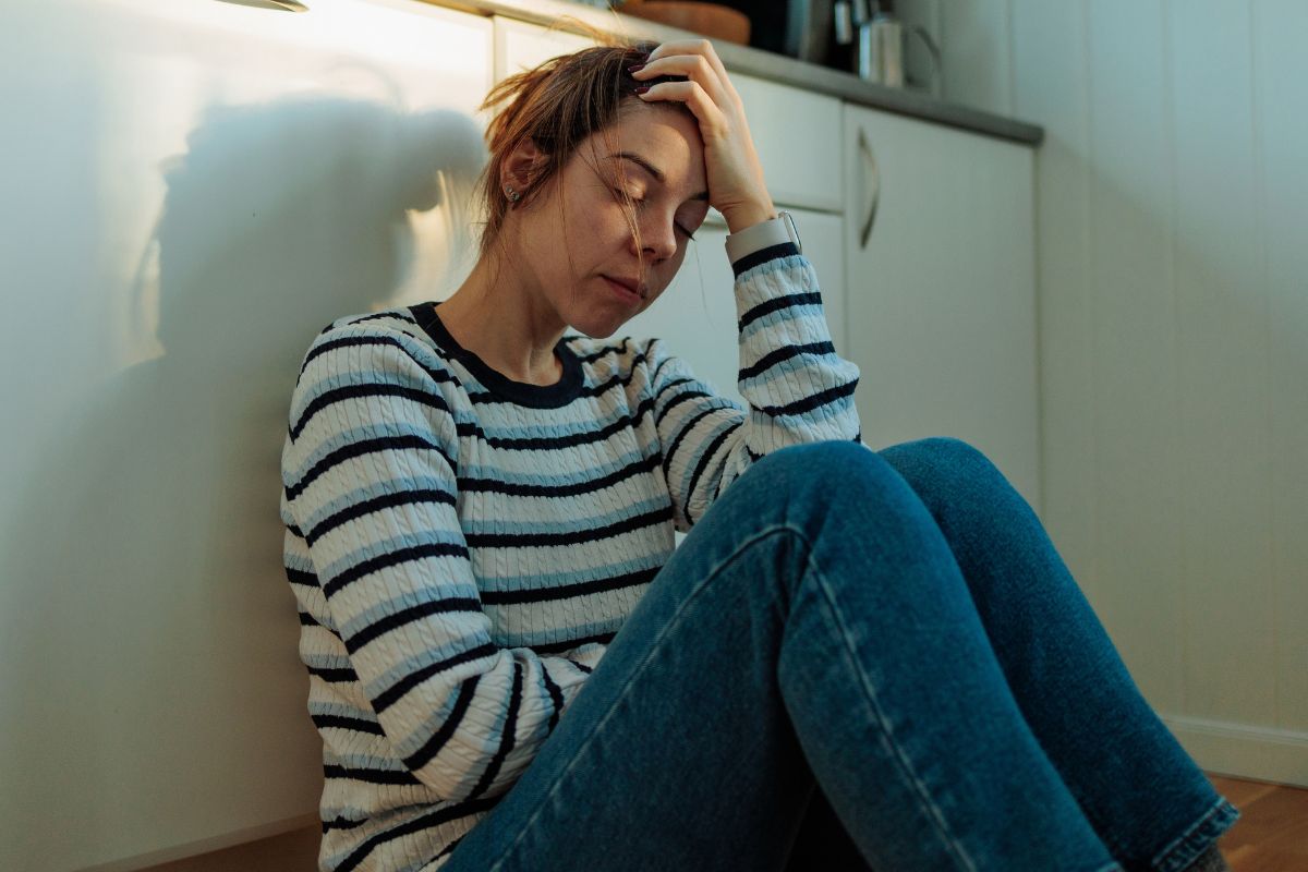 załamana kobieta wykorzystywana przez matkę