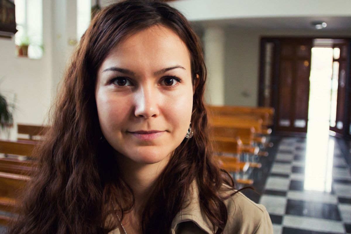 kobieta znajduje miłość w kościele