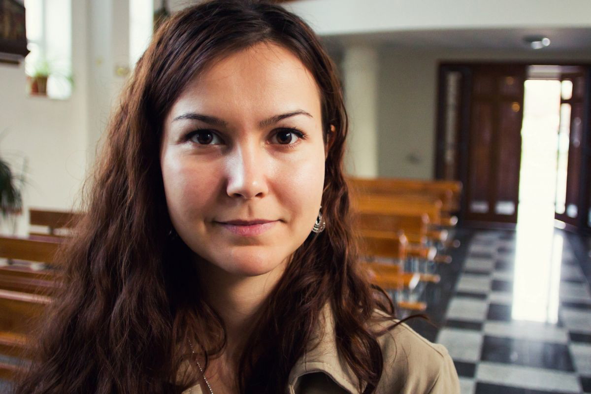 kobieta znajduje miłość w kościele