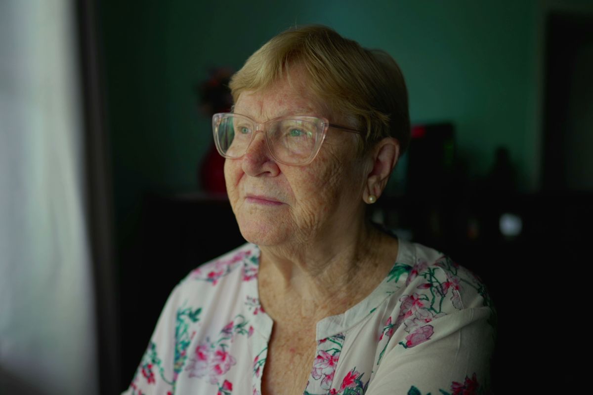 emerytka zakłada ogród pod kamienicą