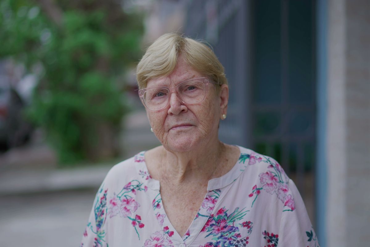 poważna, starsza kobieta patrzy w obiektyw