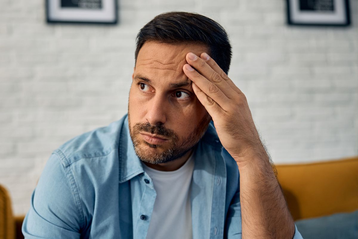 smutny mężczyzna w domu