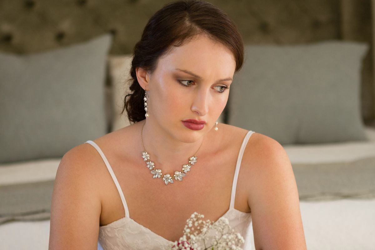 smutna panna młoda ma wyjść za mąż dla pieniędzy