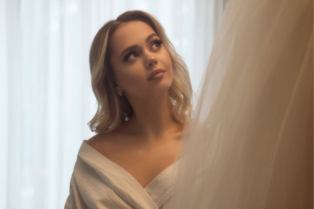 zamyślona kobieta przygotowuje się do ślubu