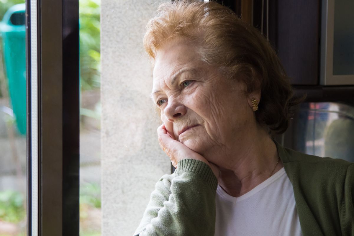 starsza kobieta odkrywa tajemnice zmarłego męża