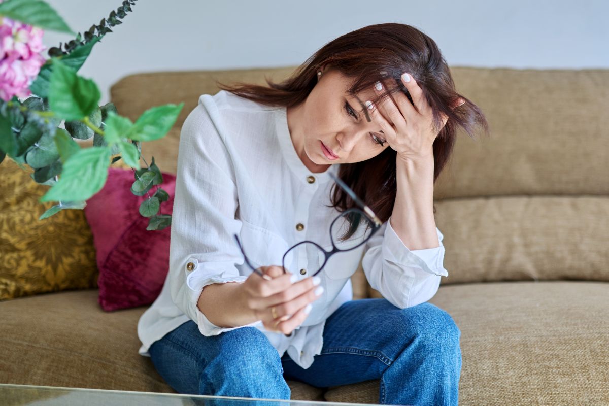 załamana kobieta na kanapie