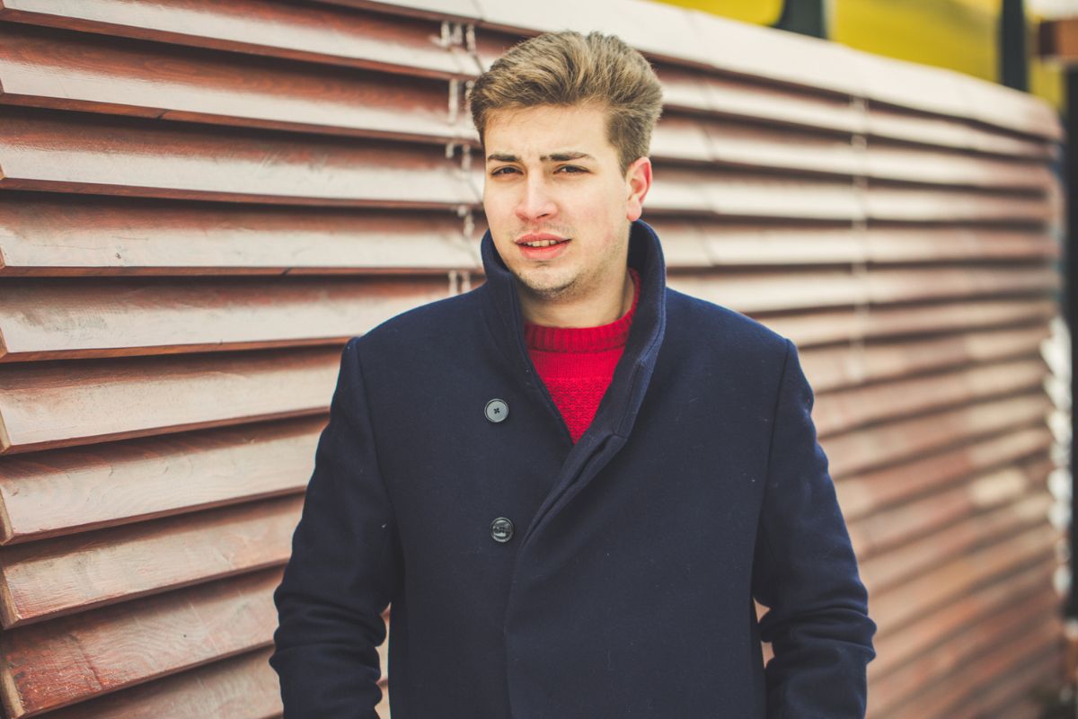 poważny mężczyzna w czarnym płaszczu