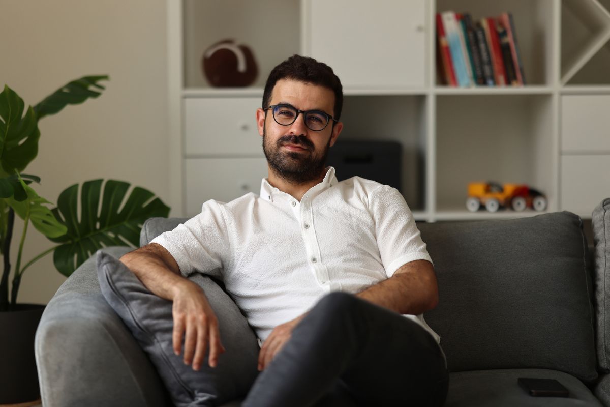 smutny mężczyzna na kanapie Getty Images, ridvan_celik