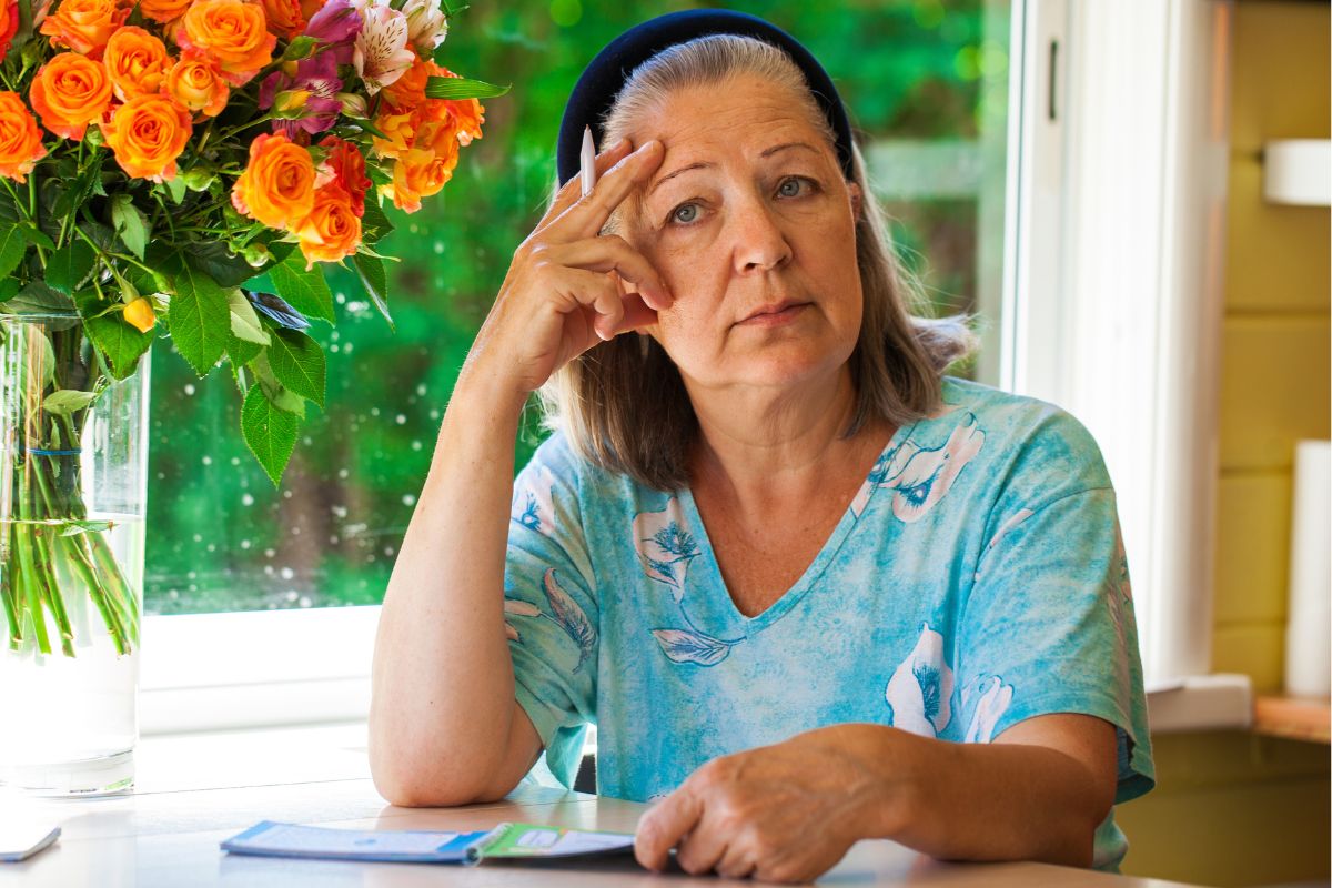 zamyślona starsza kobieta