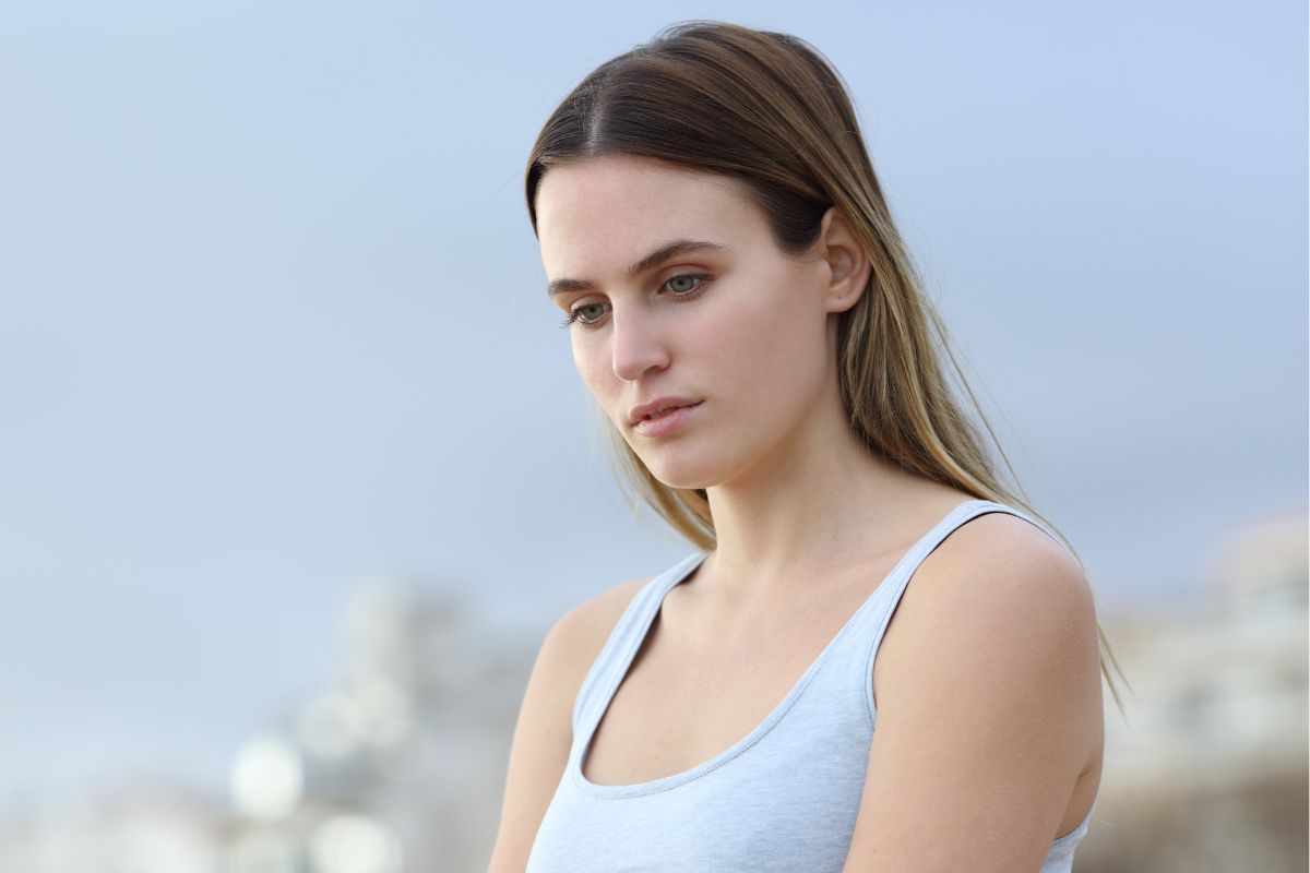 smutna kobieta rozstała się w Dubaju