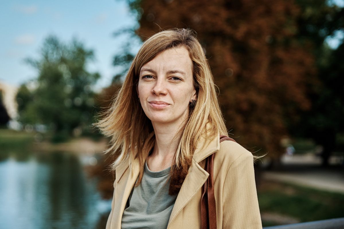 poważna kobieta w parku