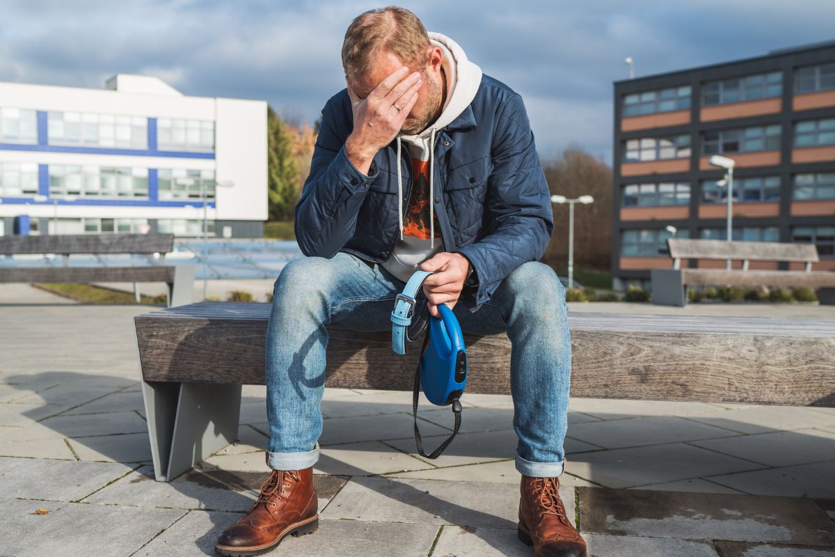 załamany mężczyzna, po rozwodzie żona zabrała mu psa