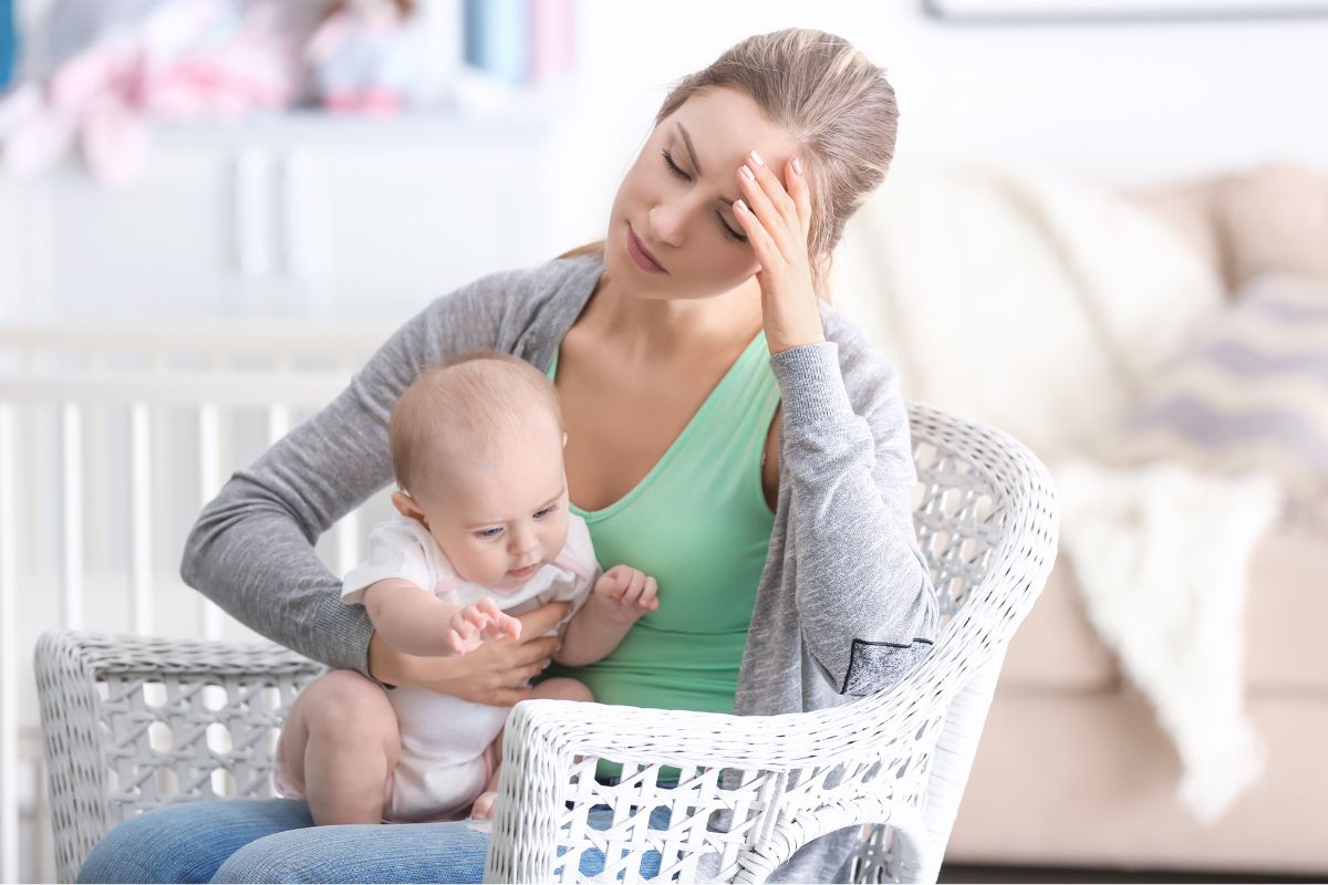 załamana matka z dzieckiem