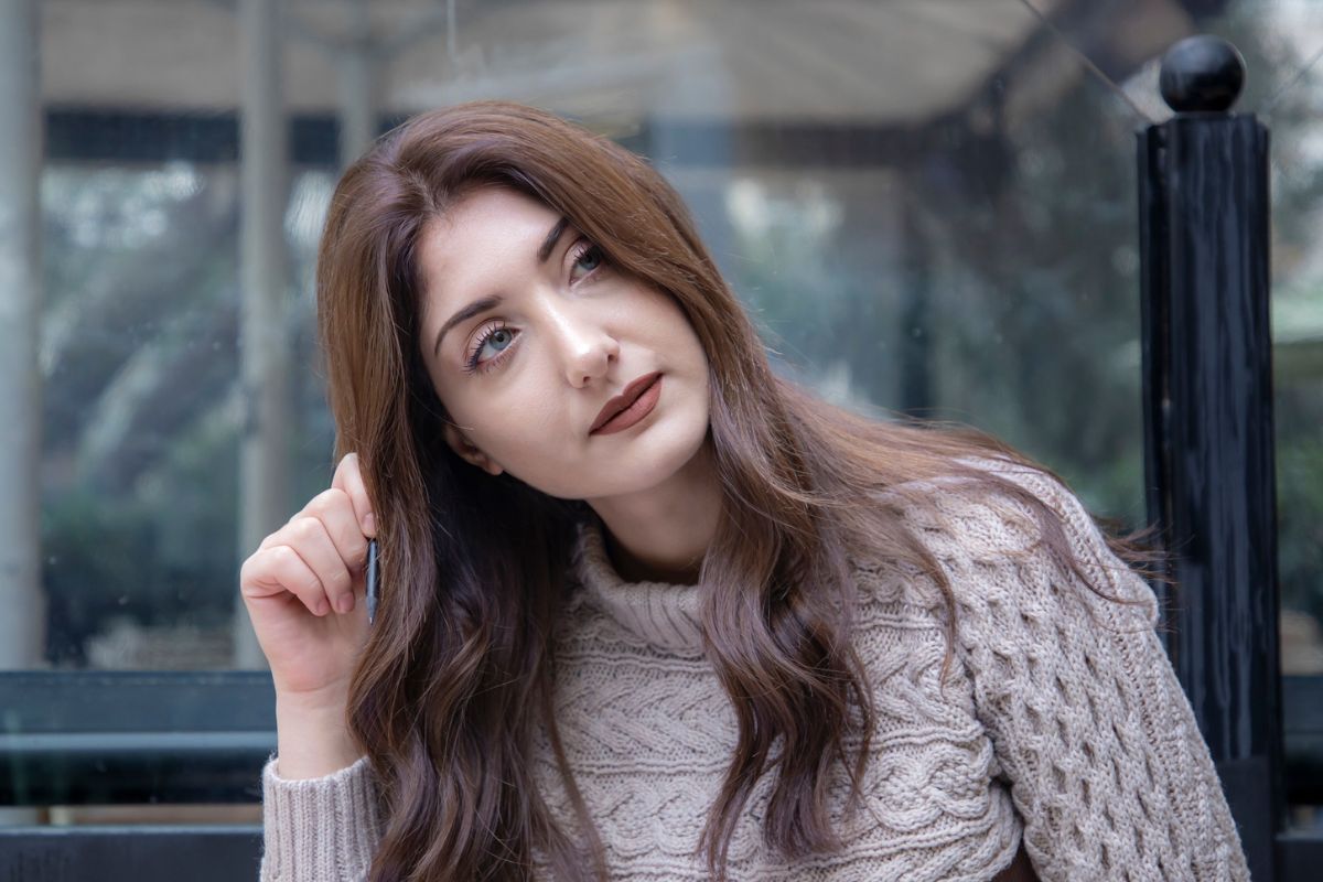 zamyślona, młoda kobieta