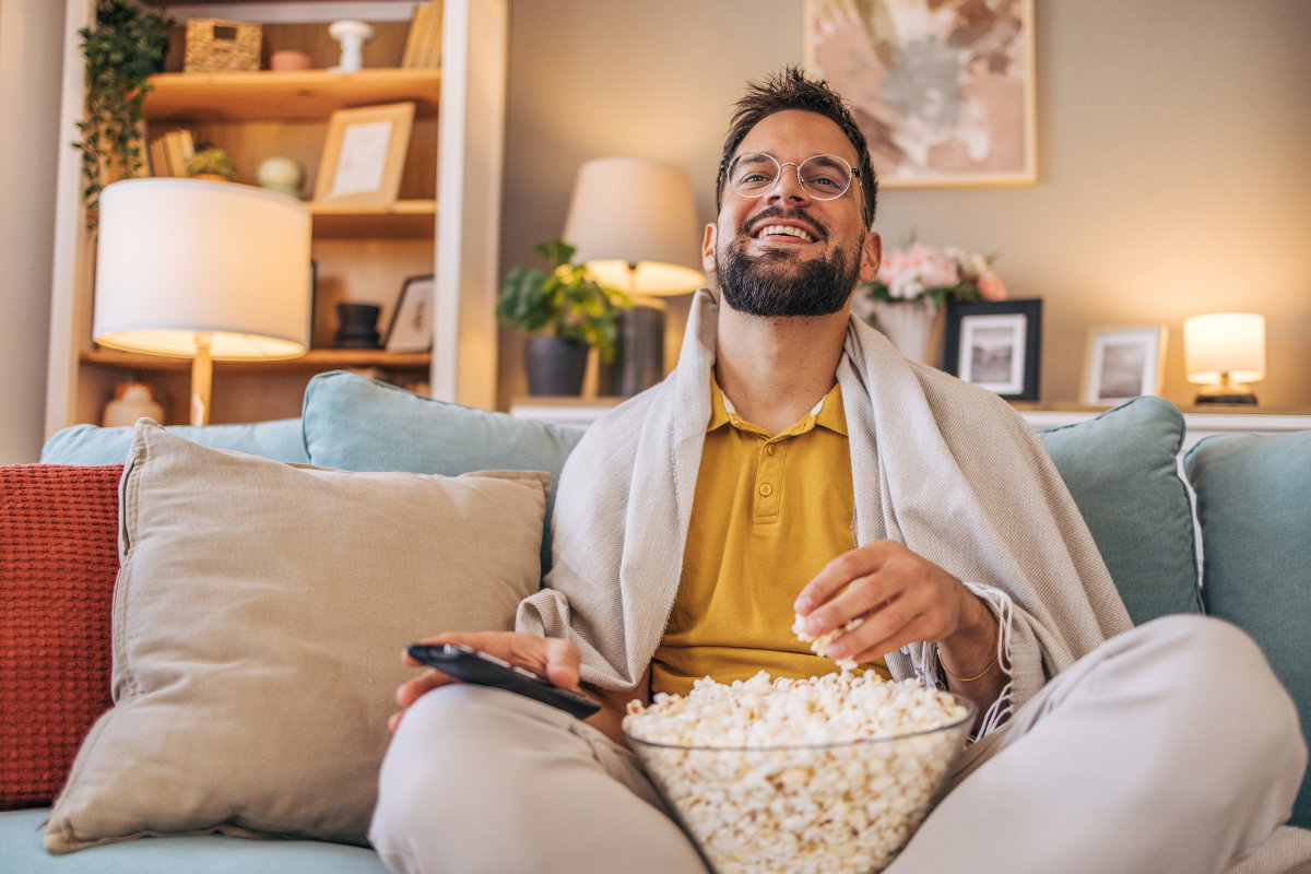 mężczyzna na kanapie