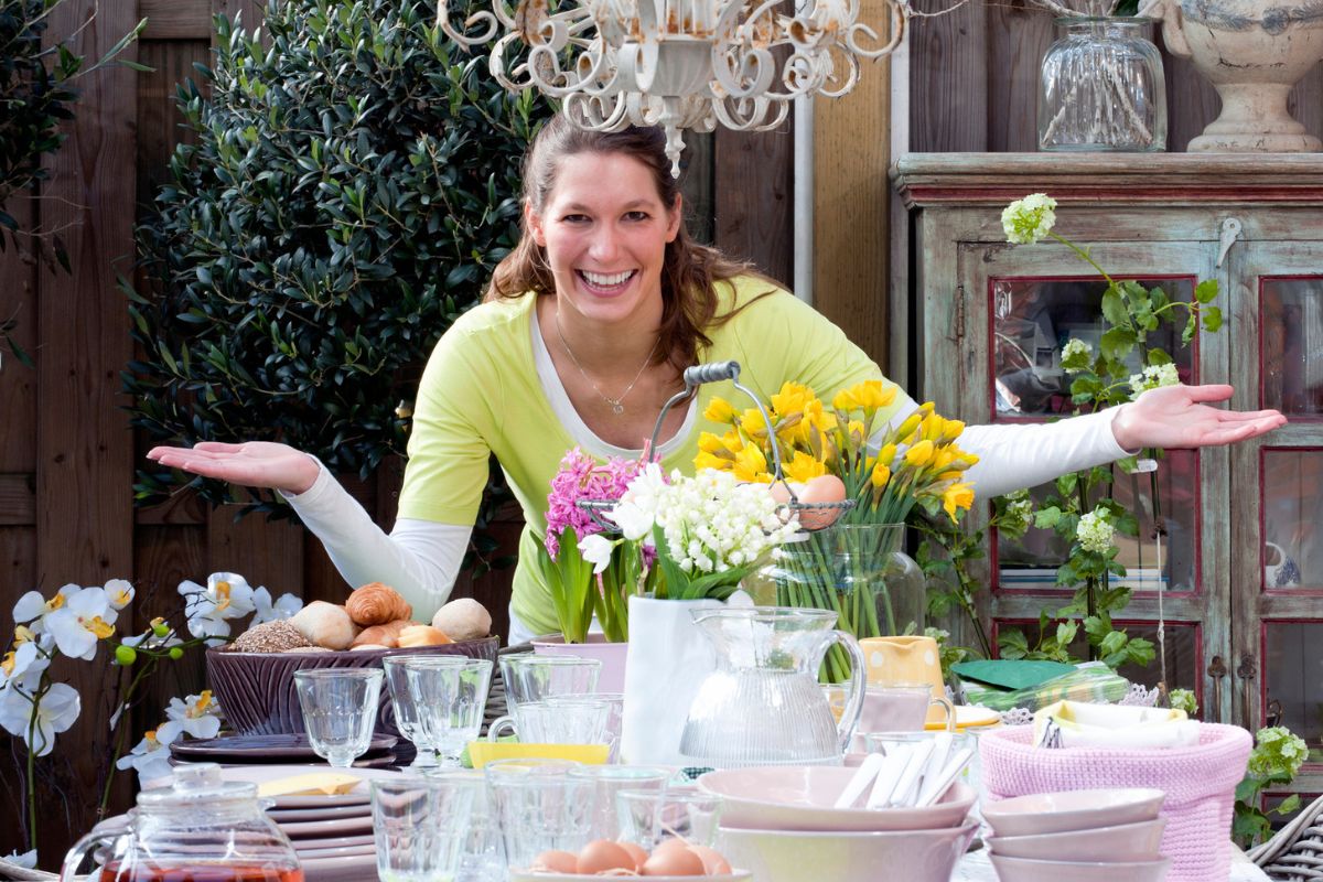 uśmiechnięta kobieta przy wielkanocnym stole