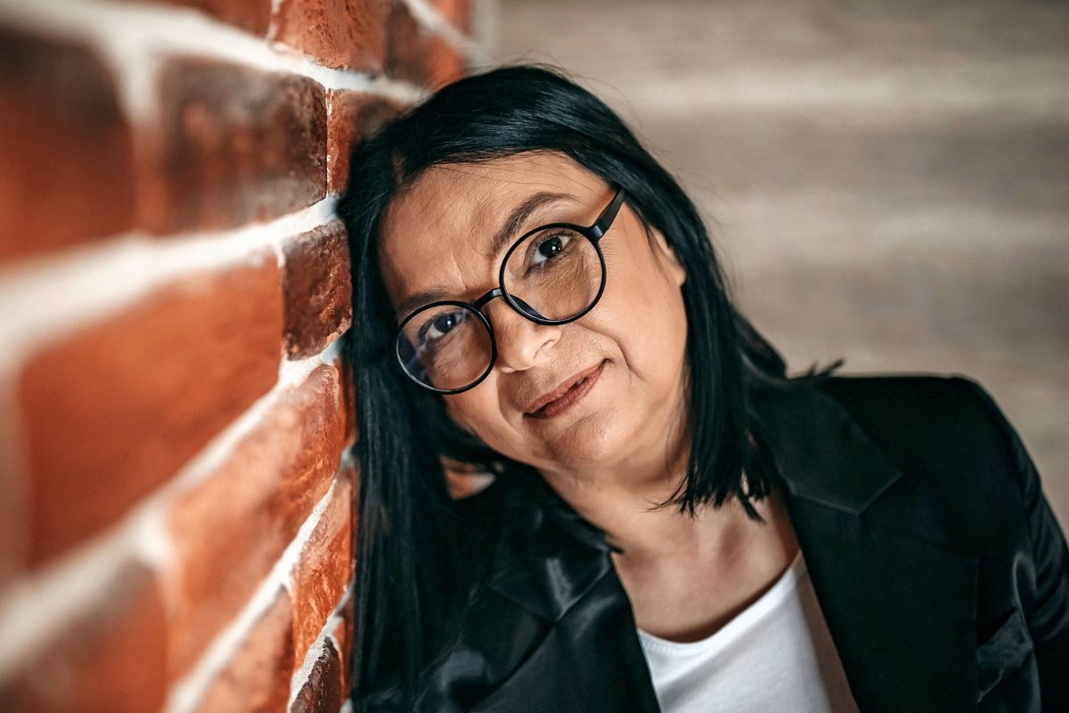 zamyślona kobieta patrzy w dal